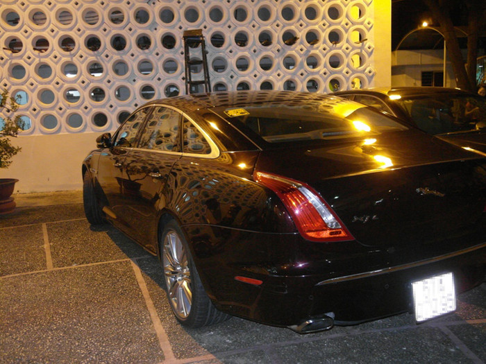 Mặt sau lịch lãm của chiếc xe.Jaguar XJL . Đây là loại xe được xếp vào phân khúc xe hạng sang cỡ lớn. Chiếc xe này có giá khoảng 250.000 USD, tương đương hơn 5 tỷ đồng. Mặt sau lịch lãm của chiếc xe.Jaguar XJL . Đây là loại xe được xếp vào phân khúc xe hạng sang cỡ lớn. Chiếc xe này có giá khoảng 250.000 USD, tương đương hơn 5 tỷ đồng.