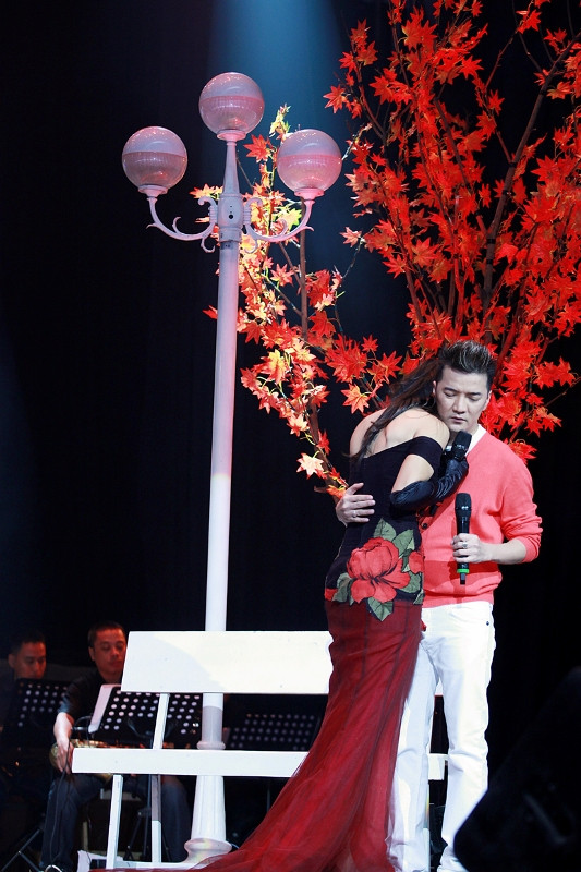 Tina Tình và Mr Đàm đầy tâm trạng trong ca khúc Đừng yêu anh. Tina Tình và Mr Đàm đầy tâm trạng trong ca khúc Đừng yêu anh.