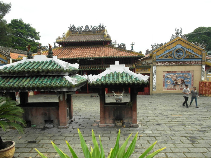 Điện thờ chính có kiến trúc độc đáo. Điện thờ chính có kiến trúc độc đáo.