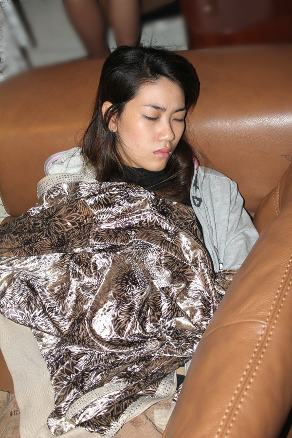 Cô đã phải trùm mền nằm nghỉ ngơi, gương mặt xanh lét.