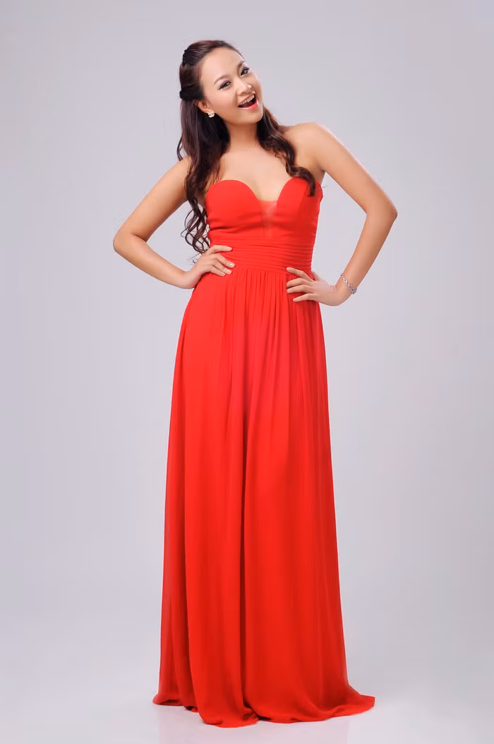 Đinh Thị Thu Thùy sinh năm 1986, là một trong những thí sinh có có giọng hát và nhan sắc nổi trội trong đội của Đàm Vĩnh Hưng.