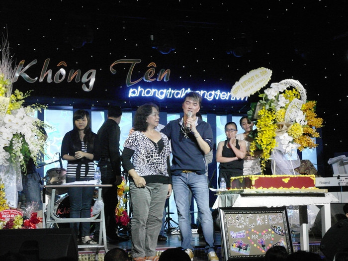 Vị khán giả lớn tuổi này, tuy thuộc lời bài hát, nhưng không thể nào nhớ tựa ca khúc. Mr Đàm đã dành cho cô nhiều lời động viên... Vị khán giả lớn tuổi này, tuy thuộc lời bài hát, nhưng không thể nào nhớ tựa ca khúc. Mr Đàm đã dành cho cô nhiều lời động viên...