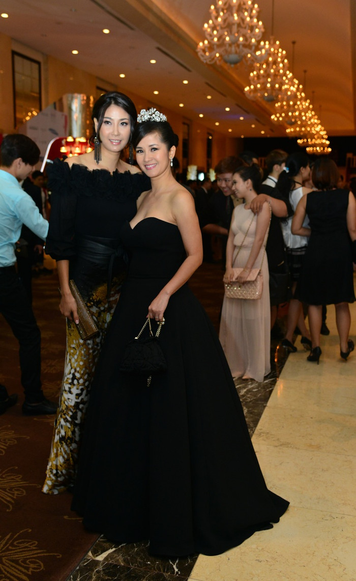 Cựu Hoa hậu Hà Kiều Anh tíu tít bên "người đàn bà không tuổi" Hồng Nhung. Cựu Hoa hậu Hà Kiều Anh tíu tít bên "người đàn bà không tuổi" Hồng Nhung.