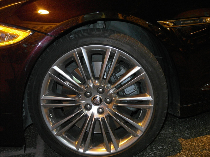 Logo đặc trưng của dòng xe cao cấp đến từ Anh nằm giữa vòng bánh xe bằng thép. Logo đặc trưng của dòng xe cao cấp đến từ Anh nằm giữa vòng bánh xe bằng thép.