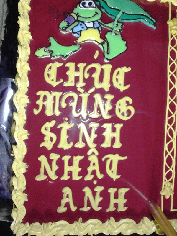 Chiếc bánh sinh nhật do toàn thể thành viên đội The Voice làm tặng cho Mr Đàm. Chiếc bánh sinh nhật do toàn thể thành viên đội The Voice làm tặng cho Mr Đàm.