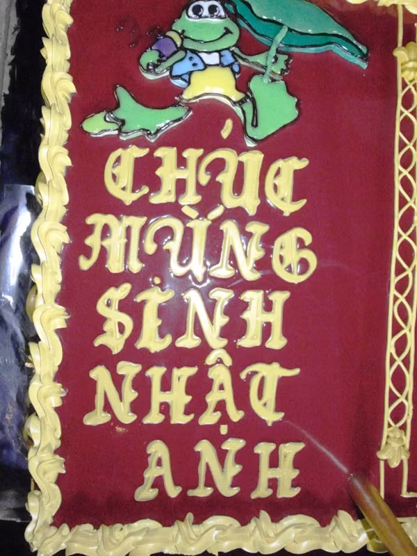 Chiếc bánh sinh nhật do toàn thể thành viên đội The Voice làm tặng cho Mr Đàm.