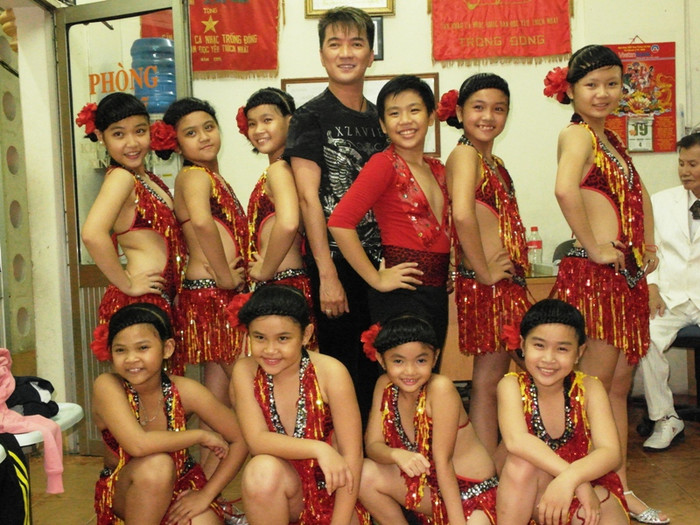 Đàm Vĩnh Hưng cũng khá bận rộn với các diễn viên nhí.