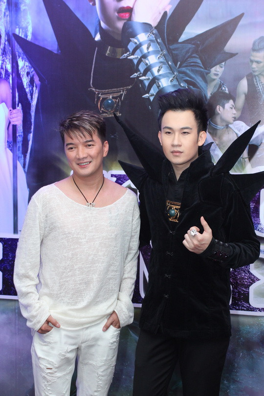 Mr Đàm cười tươi bên học trò Dương Triệu Vũ. Mr Đàm nói: "Hôm nay là buổi họp báo rất quan trọng đối với Hưng..." Mr Đàm cười tươi bên học trò Dương Triệu Vũ. Mr Đàm nói: "Hôm nay là buổi họp báo rất quan trọng đối với Hưng..."