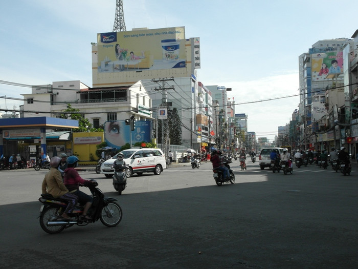 Sáng nay (2/9), toàn thành phố ngập nắng vàng nhưng đến 1 giờ trưa, trước khi bài báo này lên trang ít phút, TP.HCM đã ào một cơn mưa lớn. Cơn mưa chợt đến, chợt đi, rất chóng vánh, làm cho không khí ngày lễ càng thêm mát mẻ. Ngã tư Phú Nhuận, nơi giao nhau của các tuyến đường lớn: Phan Đăng Lưu – Nguyễn Kiệm – Phan Đình Phùng – Hoàng Văn Thụ , ngày thường tấp nập người, xe, tình trạng tắc nghẽn giao thông diễn ra như “cơm bữa”, bỗng dưng vắng vẻ dưới ánh nắng ấm…. Năm nay ngày Quốc khánh rơi vào hai ngày cuối tuần, các cơ quan được nghỉ đến hết ngày thứ Hai. Tranh thủ 3 ngày nghỉ liên tiếp, người Sài Gòn chính gốc đã có những chuyến đi chơi xa, còn người nhập cư đã tranh thủ về quê thăm gia đình.