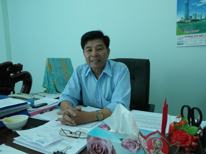 Ông Phan Văn Thơm, Quyền Hiệu trưởng trường ĐH Tây Đô. Ông Phan Văn Thơm, Quyền Hiệu trưởng trường ĐH Tây Đô.