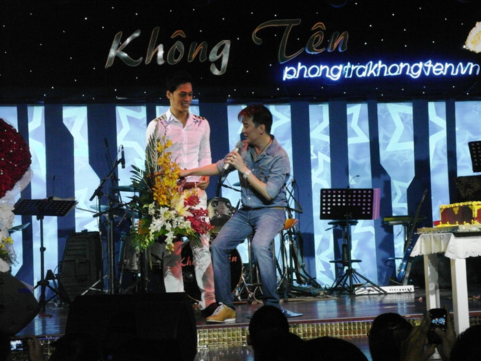 Phan Ngọc Luân cũng mang đến cho Mr Đàm lẵng hoa lan... Phan Ngọc Luân cũng mang đến cho Mr Đàm lẵng hoa lan...