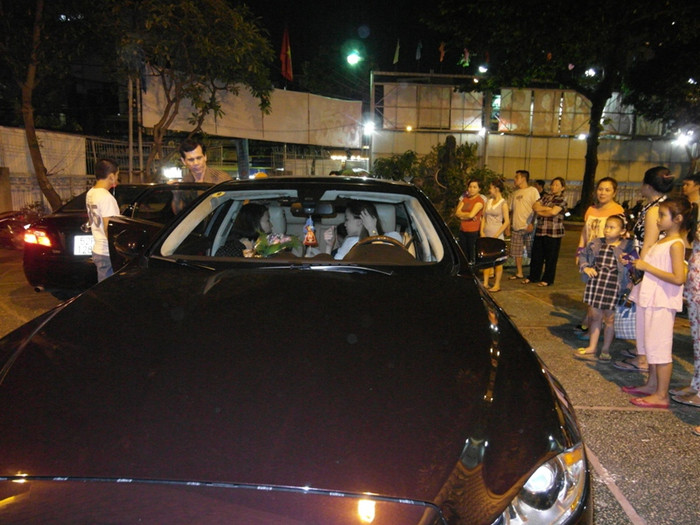 Khán giả bu quanh chiếc xe khá đông. Hồ Ngọc Hà quay sang trao đổi điều gì đó với người trợ lý. Khán giả bu quanh chiếc xe khá đông. Hồ Ngọc Hà quay sang trao đổi điều gì đó với người trợ lý.