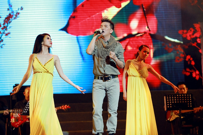 Sau những tiết mục song ca cùng các ca sĩ khách mời, Đàm Vĩnh Hưng thổn thức qua hàng loạt ca khúc về mùa thu: Lá thu vàng, Có phải em mùa thu Hà Nội, Nhìn những mùa thu đi, Mùa thu trong mưa.... Sau những tiết mục song ca cùng các ca sĩ khách mời, Đàm Vĩnh Hưng thổn thức qua hàng loạt ca khúc về mùa thu: Lá thu vàng, Có phải em mùa thu Hà Nội, Nhìn những mùa thu đi, Mùa thu trong mưa....