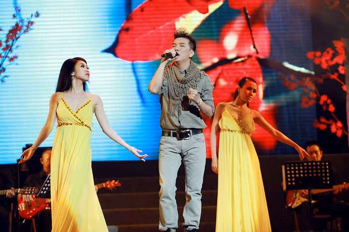 Sau những tiết mục song ca cùng các ca sĩ khách mời, Đàm Vĩnh Hưng thổn thức qua hàng loạt ca khúc về mùa thu: Lá thu vàng, Có phải em mùa thu Hà Nội, Nhìn những mùa thu đi, Mùa thu trong mưa....