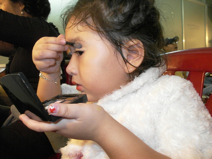 NSND Hồng Vân nói về con gái: 'Đánh mi mắt là nghề của nàng này đấy'! NSND Hồng Vân đã để cô công chúa út mới 5 tuổi tự trang điểm, chuẩn bị cho vai diễn. Không hổ danh con "nhà nòi", Bí Ngô tự làm đẹp rất... thuần thục (chi tiết bộ ảnh này) NSND Hồng Vân nói về con gái: 'Đánh mi mắt là nghề của nàng này đấy'! NSND Hồng Vân đã để cô công chúa út mới 5 tuổi tự trang điểm, chuẩn bị cho vai diễn. Không hổ danh con "nhà nòi", Bí Ngô tự làm đẹp rất... thuần thục (chi tiết bộ ảnh này)