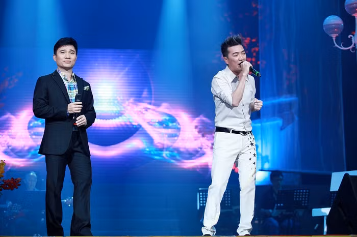 Ngoài các người đẹp, Mr Đàm còn song ca cùng Quang Linh ca khúc Kiếp nghèo. Lâu lắm rồi, khán giả mới được xem ca sĩ "Thương về miền Trung" hát. Anh vẫn thể hiện một phong độ không bị mai một theo thời gian.