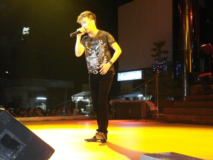 Lúc giao lưu với khán giả, anh xức động: "Cám ơn mọi người đã đến đây, cùng chúng tôi chung tay giúp đỡ các nghệ sĩ già yếu, đang gặp khó khăn".