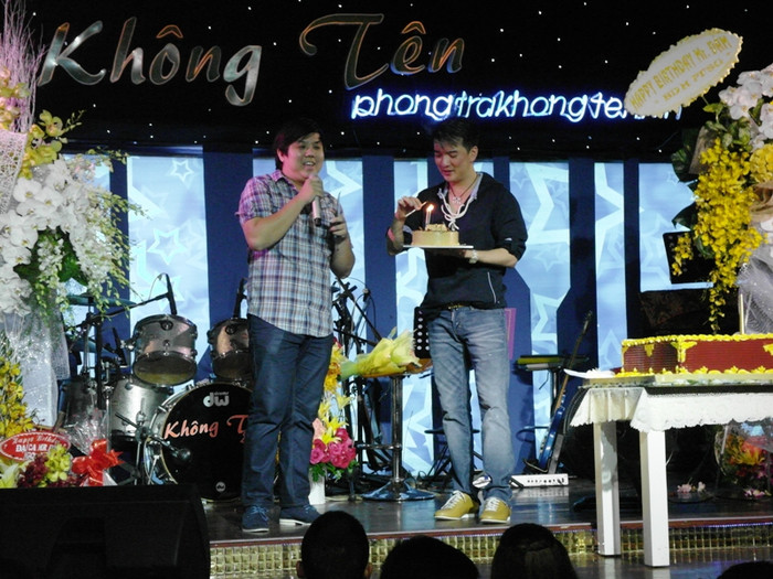 Diễn viên Gia Bảo biết Mr Đàm từ lúc còn 9 tuổi. Đàm xúc động: "Hôm nay Gia Bảo đã trở thành một diễn viên nổi tiếng, là đồng nghiệp của Hưng. Rất cảm động trước tình cảm của Gia Bảo..." Diễn viên Gia Bảo biết Mr Đàm từ lúc còn 9 tuổi. Đàm xúc động: "Hôm nay Gia Bảo đã trở thành một diễn viên nổi tiếng, là đồng nghiệp của Hưng. Rất cảm động trước tình cảm của Gia Bảo..."