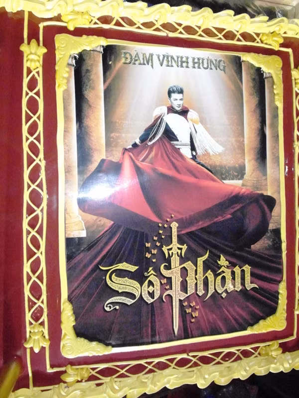 Nửa chiếc bánh là hình biểu trưng của liveshow Số phận.