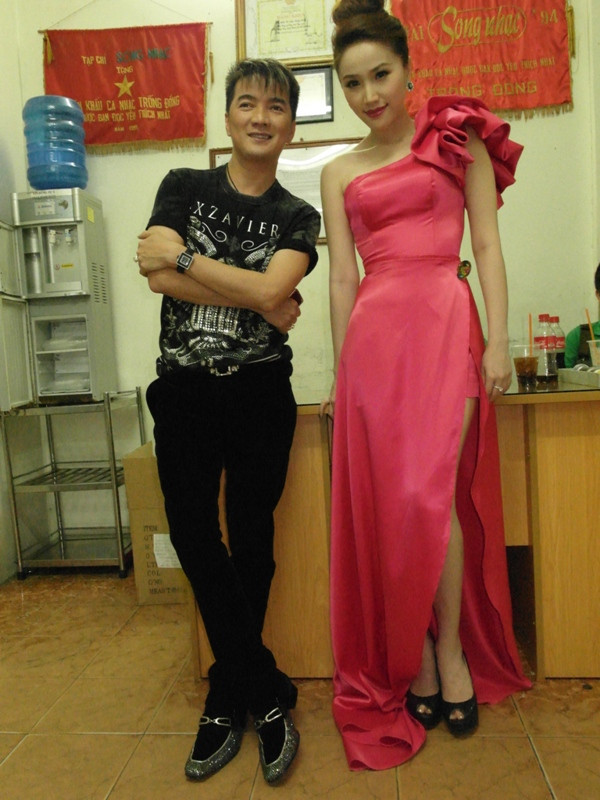 Đàm Vĩnh Hưng cười tươi chụp ảnh cùng Bảo Thy.