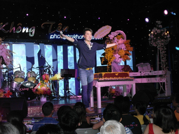 Và anh đã hát nhiệt tình nhiều ca khúc... Và anh đã hát nhiệt tình nhiều ca khúc...