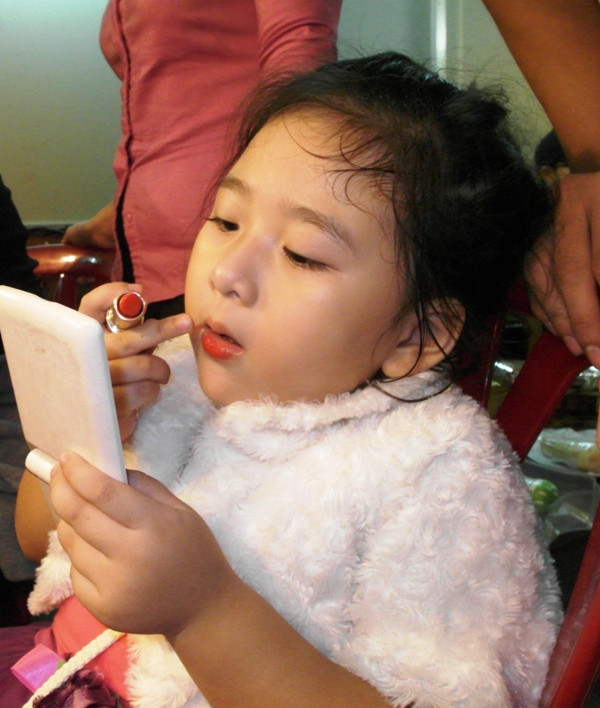 Cẩn thận bôi một vết son nhòe.... Cẩn thận bôi một vết son nhòe....