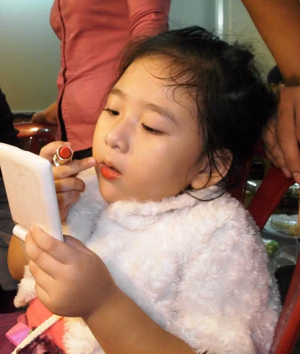 Cẩn thận bôi một vết son nhòe....