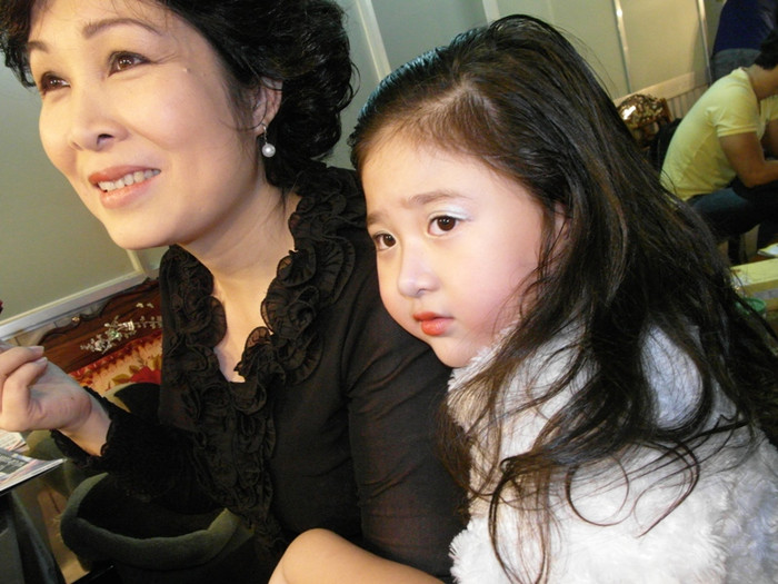 Hai mẹ con đều trở nên rạng ngời sau khi... mạnh ai người nấy tự làm đẹp.