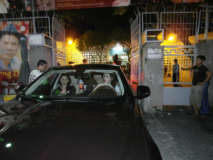 Chiếc xe chầm chậm tiến ra cổng.... Chiếc xe chầm chậm tiến ra cổng....