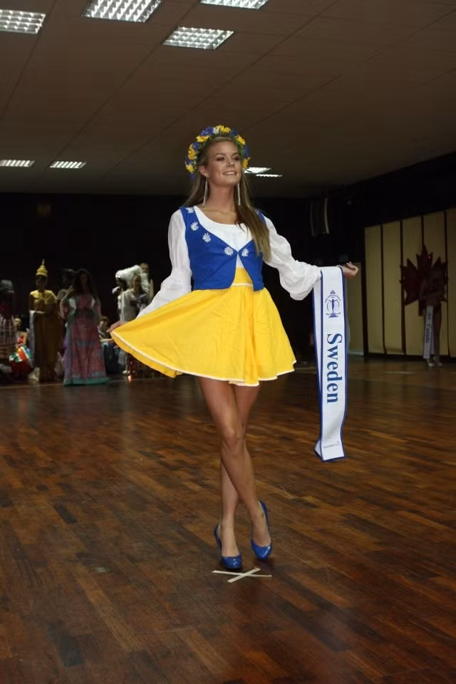 Người đẹp Thụy Sĩ chọn cho mình bộ trang phục đơn giản.