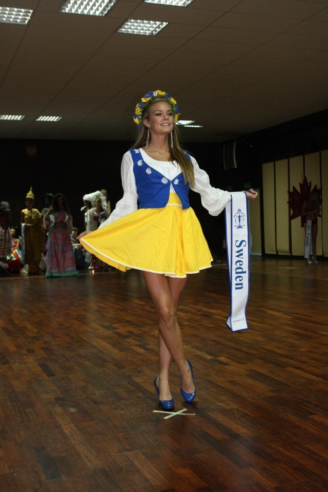 Người đẹp Thụy Sĩ chọn cho mình bộ trang phục đơn giản. Người đẹp Thụy Sĩ chọn cho mình bộ trang phục đơn giản.