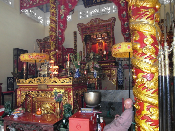 Trên bàn thờ chính, là bức tượng Tả quân Lê Văn Duyệt cao 2,65m, nặng 3 tấn, bằng đồng nguyên chất do nhà điêu khắc lừng danh Phạm Văn Hạng tạc vào năm 2008. Trên bàn thờ chính, là bức tượng Tả quân Lê Văn Duyệt cao 2,65m, nặng 3 tấn, bằng đồng nguyên chất do nhà điêu khắc lừng danh Phạm Văn Hạng tạc vào năm 2008.