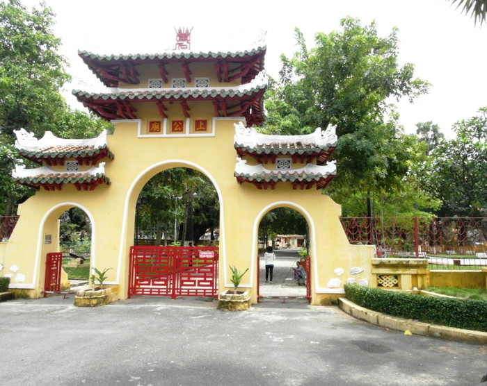 Ngày 30/8 - 1/9, nhiều người dân ở TP.HCM và các tỉnh lân cận đã đến chiêm bái, dâng hương và nhớ ơn công đức của Tả quân Lê Văn Duyệt (1764 – 1832) tại Lăng Tả quân (thường gọi là lăng Ông hay lăng Ông Bà Chiểu) ở góc đường Đinh Tiên Hoàng – Phan Đăng Lưu, quận Bình Thạnh, TP.HCM. Chị Trần Thị Minh Lý, nhân viên một ngân hàng tại quận 1 TP.HCM cùng con gái vừa dâng hương xong cho biết: "Hằng năm cứ đến dịp lễ Vu lan là cả gia đình đến thăm di tích lăng Ông để các con nhớ lại lịch sử cũng là dịp để thắp hương tưởng nhớ ông bà tổ tiên và cầu xin cho gia đình hạnh phúc, các con học giỏi, chăm ngoan”. Lăng Tả quân Lê Văn Duyệt nằm trên một gò đất rộng thuộc xã Bình Hòa, huyện Bình Dương, tỉnh Gia Định (ngày nay vị trí này thuộc quận Bình Thạnh, được bao bọc bởi 4 trục đường: Phan Đăng Lưu, Vũ Tùng, Đinh Tiên Hoàng, Trịnh Hoài Đức). Người dân TP.HCM trân trọng gọi lăng mộ của Tả quân Lê Văn Duyệt là “lăng Ông”. Do lăng nằm gần chợ Bà Chiểu nên còn có tên là “Lăng Ông Bà Chiểu”. Ngày 30/8 - 1/9, nhiều người dân ở TP.HCM và các tỉnh lân cận đã đến chiêm bái, dâng hương và nhớ ơn công đức của Tả quân Lê Văn Duyệt (1764 – 1832) tại Lăng Tả quân (thường gọi là lăng Ông hay lăng Ông Bà Chiểu) ở góc đường Đinh Tiên Hoàng – Phan Đăng Lưu, quận Bình Thạnh, TP.HCM. Chị Trần Thị Minh Lý, nhân viên một ngân hàng tại quận 1 TP.HCM cùng con gái vừa dâng hương xong cho biết: "Hằng năm cứ đến dịp lễ Vu lan là cả gia đình đến thăm di tích lăng Ông để các con nhớ lại lịch sử cũng là dịp để thắp hương tưởng nhớ ông bà tổ tiên và cầu xin cho gia đình hạnh phúc, các con học giỏi, chăm ngoan”. Lăng Tả quân Lê Văn Duyệt nằm trên một gò đất rộng thuộc xã Bình Hòa, huyện Bình Dương, tỉnh Gia Định (ngày nay vị trí này thuộc quận Bình Thạnh, được bao bọc bởi 4 trục đường: Phan Đăng Lưu, Vũ Tùng, Đinh Tiên Hoàng, Trịnh Hoài Đức). Người dân TP.HCM trân trọng gọi lăng mộ của Tả quân Lê Văn Duyệt là “lăng Ông”. Do lăng nằm gần chợ Bà Chiểu nên còn có tên là “Lăng Ông Bà Chiểu”.