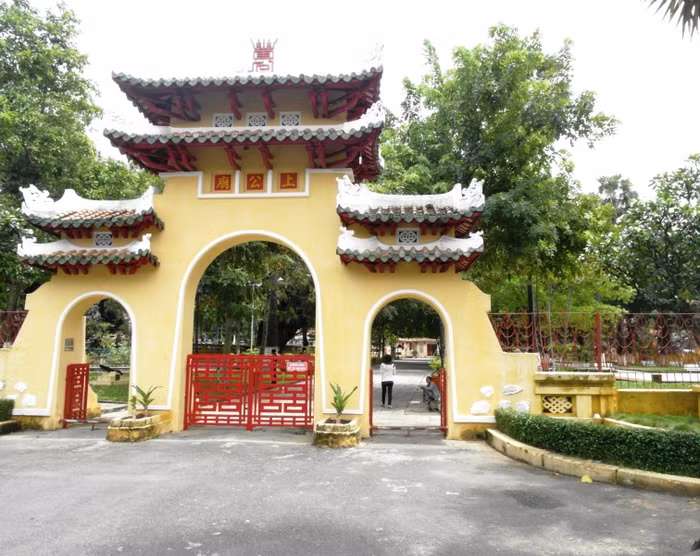 Ngày 30/8 - 1/9, nhiều người dân ở TP.HCM và các tỉnh lân cận đã đến chiêm bái, dâng hương và nhớ ơn công đức của Tả quân Lê Văn Duyệt (1764 – 1832) tại Lăng Tả quân (thường gọi là lăng Ông hay lăng Ông Bà Chiểu) ở góc đường Đinh Tiên Hoàng – Phan Đăng Lưu, quận Bình Thạnh, TP.HCM. Chị Trần Thị Minh Lý, nhân viên một ngân hàng tại quận 1 TP.HCM cùng con gái vừa dâng hương xong cho biết: "Hằng năm cứ đến dịp lễ Vu lan là cả gia đình đến thăm di tích lăng Ông để các con nhớ lại lịch sử cũng là dịp để thắp hương tưởng nhớ ông bà tổ tiên và cầu xin cho gia đình hạnh phúc, các con học giỏi, chăm ngoan”. Lăng Tả quân Lê Văn Duyệt nằm trên một gò đất rộng thuộc xã Bình Hòa, huyện Bình Dương, tỉnh Gia Định (ngày nay vị trí này thuộc quận Bình Thạnh, được bao bọc bởi 4 trục đường: Phan Đăng Lưu, Vũ Tùng, Đinh Tiên Hoàng, Trịnh Hoài Đức). Người dân TP.HCM trân trọng gọi lăng mộ của Tả quân Lê Văn Duyệt là “lăng Ông”. Do lăng nằm gần chợ Bà Chiểu nên còn có tên là “Lăng Ông Bà Chiểu”.