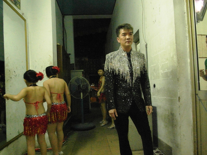 Chương trình ca nhạc này được Mr Đàm dành toàn bộ doanh thu để giúp đỡ các nghệ sĩ già neo đơn.