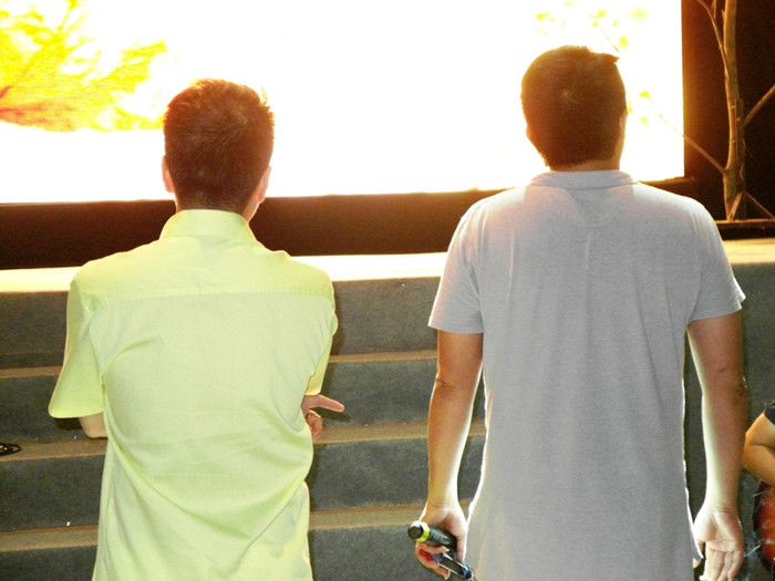 Chỉ còn khoảng 5 tiếng đồng hồ nữa, liveshow sẽ diễn ra, Mr Đàm và đạo diễn Trần Vi Mỹ đi kiểm tra từng chi tiết nhỏ của sân khấu. Chỉ còn khoảng 5 tiếng đồng hồ nữa, liveshow sẽ diễn ra, Mr Đàm và đạo diễn Trần Vi Mỹ đi kiểm tra từng chi tiết nhỏ của sân khấu.