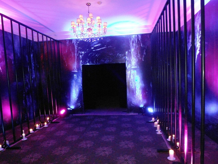 Sau đó Mr Đàm đi kiểm tra mọi thứ, trước khi buổi họp báo diễn ra. Sau đó Mr Đàm đi kiểm tra mọi thứ, trước khi buổi họp báo diễn ra.