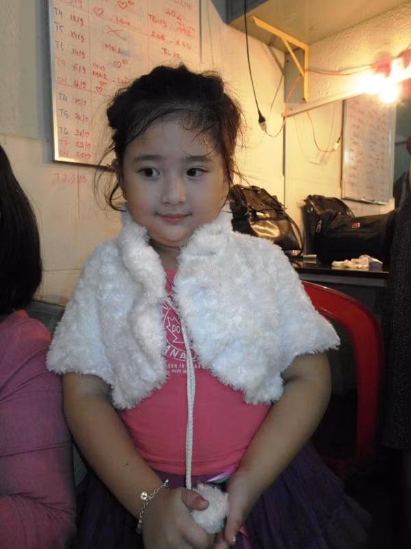 Tối qua 3/9, Bí Ngô đi cùng mẹ đến sân khấu Superbowl (TP.HCM) muộn hơn các diễn viên khác.