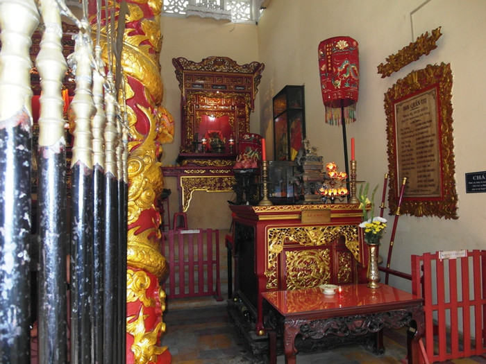 Gian thờ của Tổng trấn Bắc Thành, tướng Lê Chất, người bạn thân của Tả tướng quân Lê Văn Duyệt. Gian thờ của Tổng trấn Bắc Thành, tướng Lê Chất, người bạn thân của Tả tướng quân Lê Văn Duyệt.