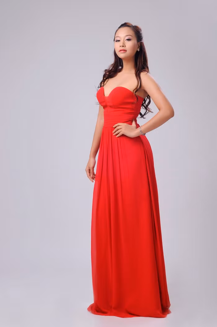 Dù bận rộn lưu diễn, nhưng Mr Đàm vẫn không quên thực hiện lời hứa của mình với cô gái xinh đẹp này, lúc anh bấm chuông chọn cô tại sân chơi The Voice: Sẽ có cách để làm cho cô nổi tiếng một cách nhanh nhất.