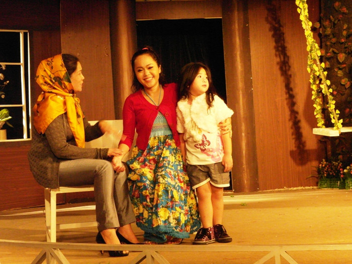 Và bé đã làm nhiều khán giả trầm trồ: "Con của Hồng Vân dễ thương quá!".