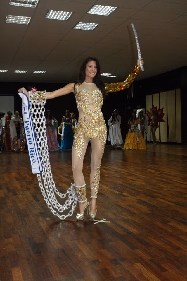 Bộ trang phục nóng bỏng của người đẹp Puerto Rico.