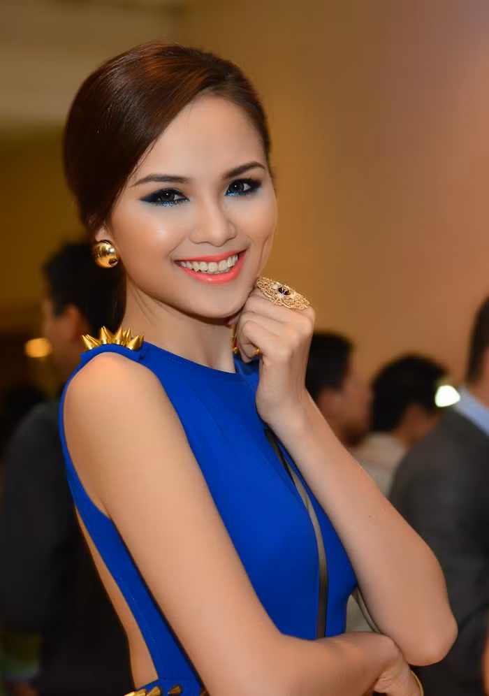 Điểm xuỵết thêm sự duyên dáng cho nụ cười tươi tắn của Diễm Hương là lúm đồng tiền nằm bên má trái.