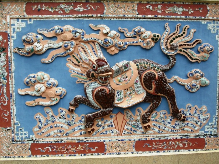 Cận cảnh đường nét chạm khắc tinh xảo của một góc mặt tiền điện thờ. Cận cảnh đường nét chạm khắc tinh xảo của một góc mặt tiền điện thờ.