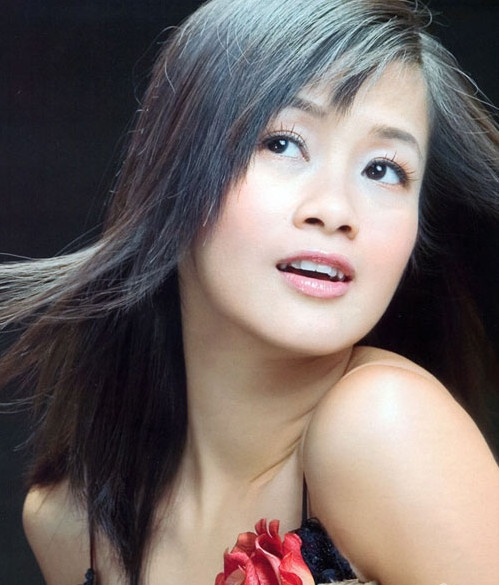 “Tôi xin phép không có ý kiến gì về chuyện này” - Hồng Nhung nhẹ nhàng bày tỏ ý kiến trước những lời "chướng tai" của ca sĩ Bảo Yến nhắm vào mình.