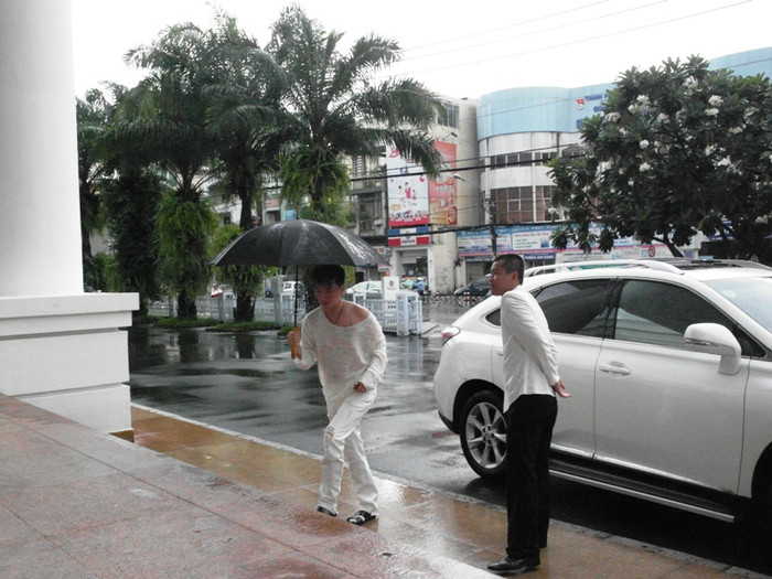 Mr Đàm cầm dù bước ra. Mr Đàm cầm dù bước ra.