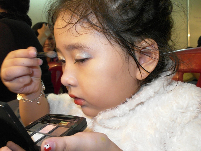 Bí Ngô có đôi mắt thẩm mỹ rất tốt trong việc làm đẹp. Cô bé chọn cách trang điểm nhẹ nhàng....