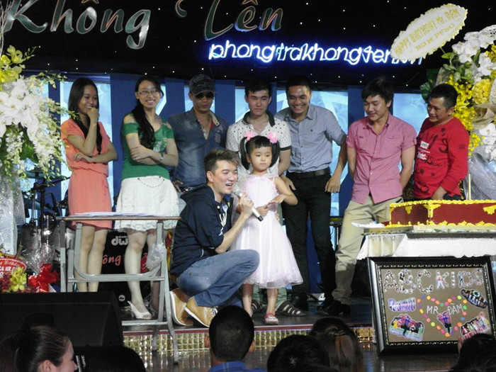Có cả những khán giả nhí cũng bước lên sân khấu. Có cả những khán giả nhí cũng bước lên sân khấu.