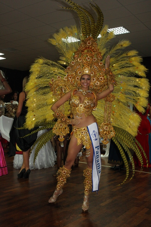 Bộ trang phục lông công sặc sỡ của người đẹp Panama. Bộ trang phục lông công sặc sỡ của người đẹp Panama.