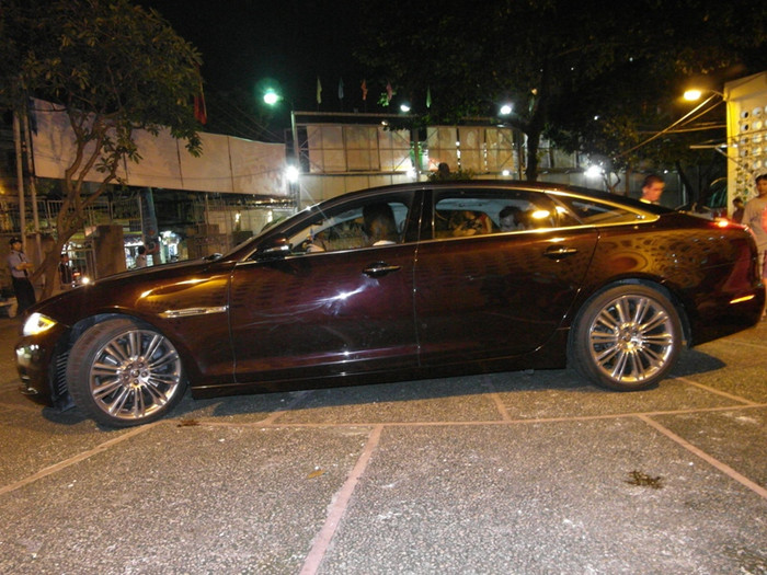 Hồ Ngọc Hà điều khiển cho chiếc xe quay đầu một cách khéo léo.... Hồ Ngọc Hà điều khiển cho chiếc xe quay đầu một cách khéo léo....